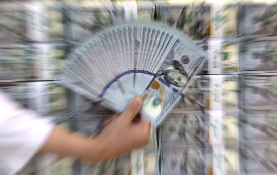 기업이 수출입 대금과 해외 직접투자 자금을 은행에 일시적으로 쌓아두면서 거주자 외화예금이 1100달러를 넘어섰다. 연합뉴스